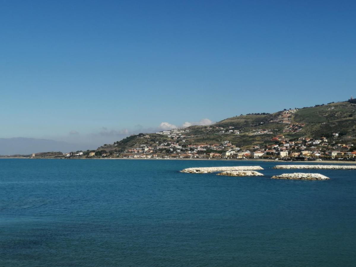 Panoramic Apartments In Villa In Center "The Beach And The Cliff" 1 Агрополи Екстериор снимка